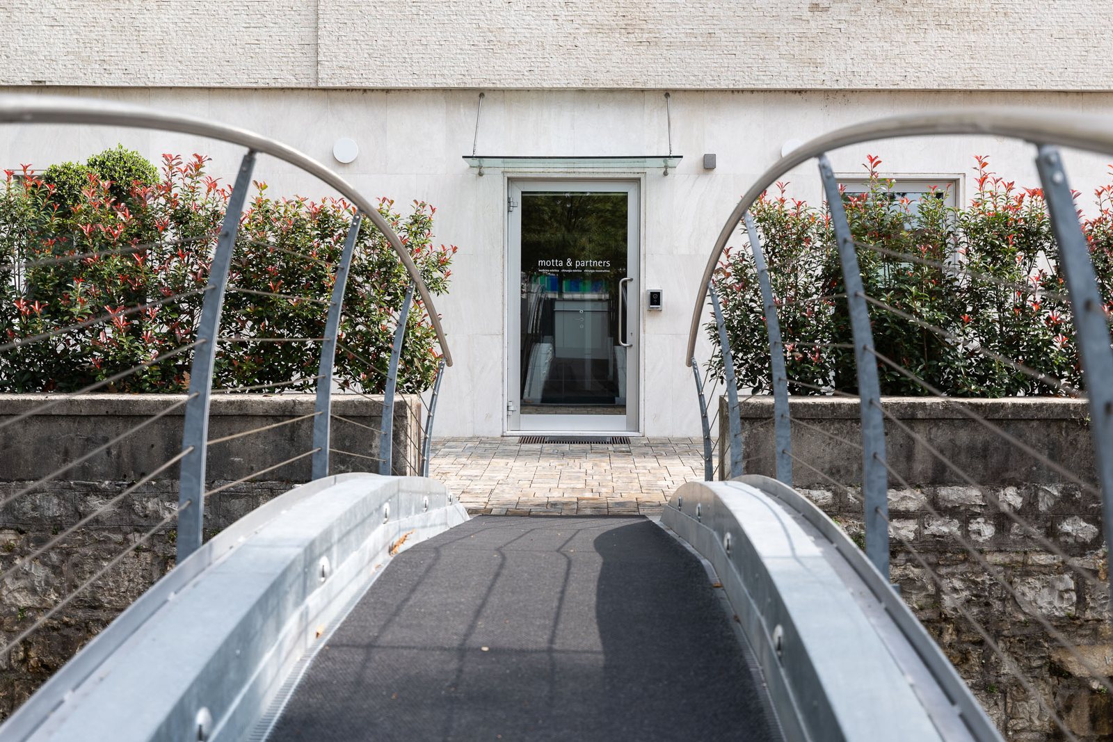 Ingresso dello studio Motta & Partners a Palazzo Manzoni, Brescia