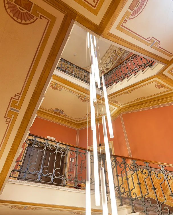 Scalone interno con soffitti decorati di Palazzo Manzoni